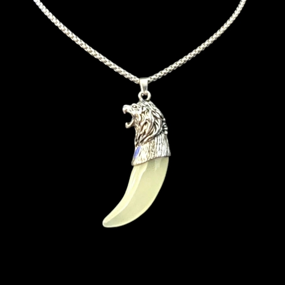 Lion Necklace Glow in the Dark Unisex - Picture 2 of 2